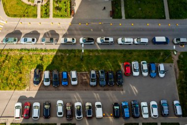 St. Petersburg, Rusya, 13 Haziran 2020. Konut alanındaki bir otoparkın havadan görüntüsü