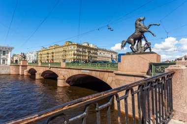 Saint Petersburg, Rusya, 13 Haziran 2020. Fontanka nehri ve Anichkov köprüsü manzarası.