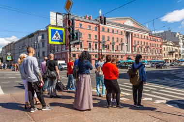St. Petersburg, Rusya, 13 Haziran 2020. İnsanlar Nevsky Prospekt 'teki yaya geçidinde durdular. Şehrin ana caddesi..