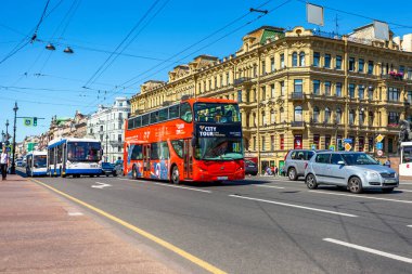 St. Petersburg, Rusya, 13 Haziran 2020. Kırmızı turistik otobüs Nevsky Prospekt boyunca ilerliyor. Şehrin ana caddesi..