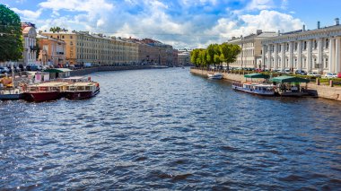 St. Petersburg, Rusya, 13 Haziran 2020. Fontanka nehrinin manzarası, seti ve eğlence iskelesi.