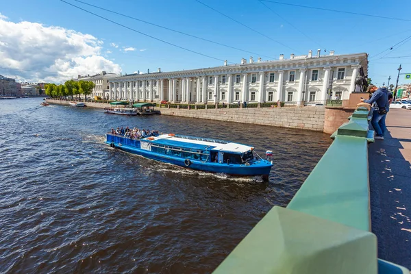 2020年6月13日 俄罗斯圣彼得堡 枫丹卡河及其堤岸景观 游船启航了 — 图库照片