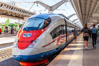 Saint Petersburg, Rusya, 13 Haziran 2020. Modern yüksek hızlı tren Sapsan, Moskova tren istasyonunda. Yolcular platformda yürüyor
