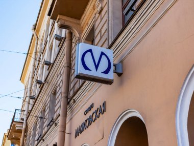 Saint Petersburg, Rusya, 13 Haziran 2020. Metro giriş tanımlaması