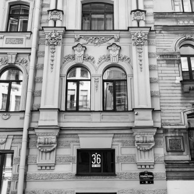St. Petersburg, Rusya, 13 Haziran 2020. Rubinstein Caddesi 'ndeki bir binanın ön cephesi şehrin tarihi binaları için tipik bir yer..
