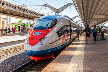 Saint Petersburg, Rusya, 13 Haziran 2020. Modern yüksek hızlı tren Sapsan, Moskova tren istasyonunda. Yolcular platformda yürüyor