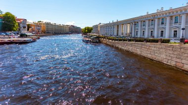 Saint Petersburg, Rusya, 13 Haziran 2020. Fontanka nehrinin ve eğlence gemilerinin manzarası