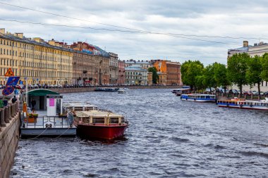 Saint Petersburg, Rusya, 13 Haziran 2020. Fontanka nehrinin ve eğlence gemilerinin manzarası