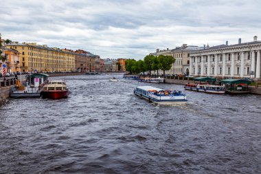 Saint Petersburg, Rusya, 13 Haziran 2020. Fontanka nehrinin ve eğlence gemilerinin manzarası