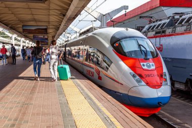 Moskova, Rusya, 13 Haziran 2020. Şehrin Leningradsky tren istasyonunda modern yüksek hızlı tren Sapsan. Yolcular platformda yürüyor