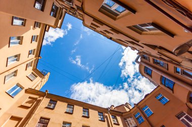 St. Petersburg, Rusya, 13 Haziran 2020. Rubinstein caddesindeki şehir avlusunun tipik manzarası. Evlerin arasında gökyüzü görünüyor.