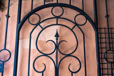 St. Petersburg, Rusya, 13 Haziran 2020. Rubinstein Caddesi 'ndeki çitin dekoratif kafesinin bir parçası. Şehrin tarihi binaları için tipik bir yer..