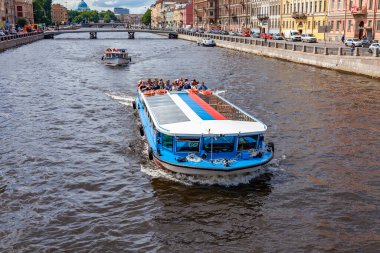 St. Petersburg, Rusya, 13 Haziran 2020. Moika Nehri manzarası ve onun pitoresk setleri. Zevk gemisi yelken açtı