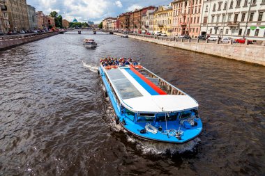 St. Petersburg, Rusya, 13 Haziran 2020. Moika Nehri manzarası ve onun pitoresk setleri. Zevk gemisi yelken açtı