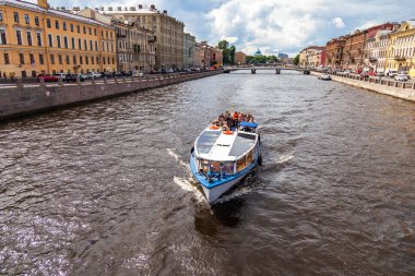 St. Petersburg, Rusya, 13 Haziran 2020. Moika Nehri manzarası ve onun pitoresk setleri. Zevk gemisi yelken açtı