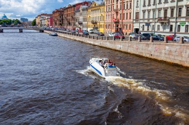 St. Petersburg, Rusya, 13 Haziran 2020. Moika Nehri manzarası ve onun pitoresk setleri. Zevk gemisi yelken açtı