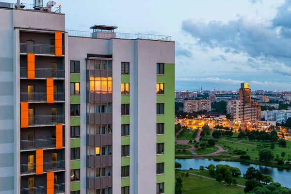 2020年6月13日 俄罗斯圣彼得堡 白色的夜晚多层现代住宅楼宇 — 图库照片
