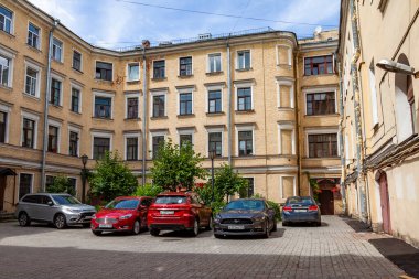 St. Petersburg, Rusya, 13 Haziran 2020. Şehrin tarihi bölgesinde tipik bir şehir avlusu.
