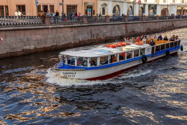 St. Petersburg, Rusya, 13 Haziran 2020. Griboyedov Kanalı 'nın manzarası ve manzaralı setleri. Zevk gemisi yelken açtı