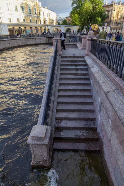 ロシアのサンクトペテルブルク2020年6月13日 グリボエドフ運河とその美しい堤防の眺め — ストック写真