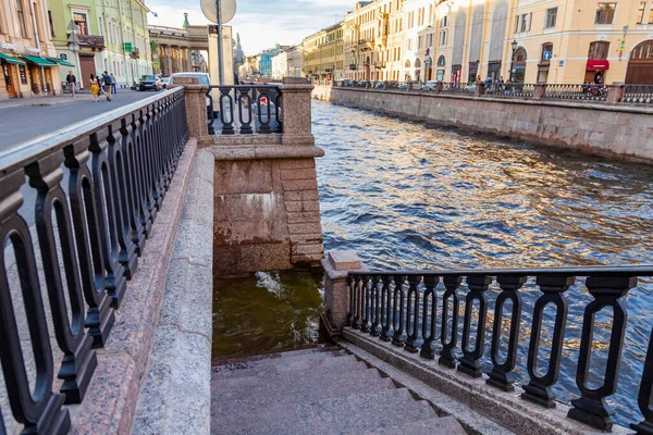 ロシアのサンクトペテルブルク2020年6月13日 グリボエドフ運河とその美しい堤防の眺め — ストック写真