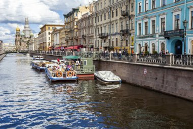 Saint Petersburg, Rusya, 13 Haziran 2020. Fontanka nehrinin ve eğlence gemilerinin manzarası