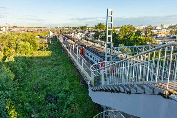 圣彼得堡俄罗斯 2020年6月13日 城郊车站的铁路及停机坪全景 — 图库照片