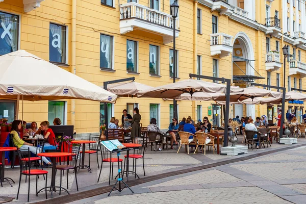 2020年6月13日 俄罗斯圣彼得堡 森纳亚广场的建筑组合 典型的城市历史建筑区域 在街上的咖啡馆里吃饭和休息的人 — 图库照片