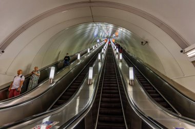 St. Petersburg Rusya, 13 Haziran 2020. Amiralteyskaya istasyonunun lobisi. Bu istasyon dünyanın en derin istasyonlarından biridir..