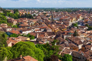 Verona, İtalya, 24 Nisan 2019. Sahildeki tepenin yamacının manzarası Adige nehri.