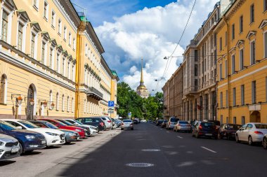 St. Petersburg, Rusya, 13 Temmuz 2020. Şehrin tarihi bölgesinde tipik bir mimari topluluk.