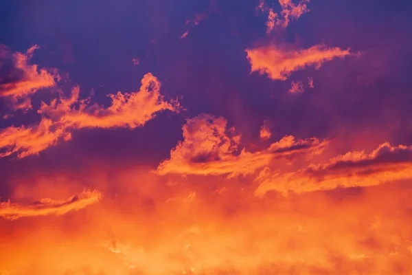 Szenische Landschaft Mit Hellen Wolken Bei Sonnenuntergang — Stockfoto