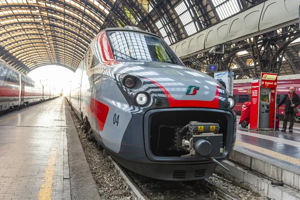 Milán Italia Febrero 2020 Tren Alta Velocidad Cerca Plataforma Estación — Foto de Stock