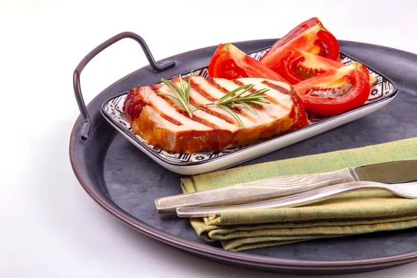 Gegrilltes Schweinefleisch Mit Rosmarin Und Frischen Tomaten — Stockfoto