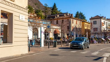 Como, İtalya, 12 Şubat 2020. Como Gölü 'nün manzarası ve güzel gezinti alanı..