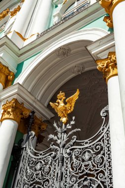 St. Petersburg, Rusya, 13 Temmuz 2020. Şehrin en önemli etkinliklerinden biri, Kış Sarayı 'ndaki State Hermitage binasıdır. Ana giriş kapısının güzel dekoratif kafesi.