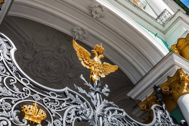 St. Petersburg, Rusya, 13 Temmuz 2020. Şehrin en önemli etkinliklerinden biri, Kış Sarayı 'ndaki State Hermitage binasıdır. Ana giriş kapısının güzel dekoratif kafesi.