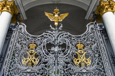 St. Petersburg, Rusya, 13 Temmuz 2020. Şehrin en önemli etkinliklerinden biri, Kış Sarayı 'ndaki State Hermitage binasıdır. Ana giriş kapısının güzel dekoratif kafesi.