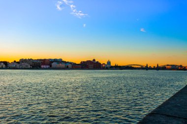 Saint Petersburg, Rusya, 13 Haziran 2020. Beyaz geceler. Neva Nehri 'nin manzarası ve seti.