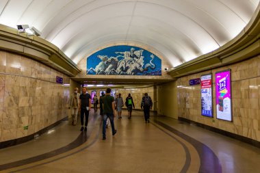 St. Petersburg Rusya, 13 Haziran 2020. Amiralteyskaya istasyonunun lobisi. Bu istasyon dünyanın en derin istasyonlarından biridir..