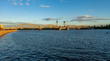 St. Petersburg, Rusya, 13 Temmuz 2020. Neva Nehri 'nin beyaz gecelerdeki manzarası ve seti
