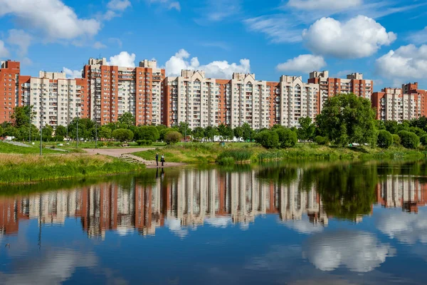 2020年6月13日 俄罗斯圣彼得堡 多层现代住宅建筑与池塘中的倒影 — 图库照片