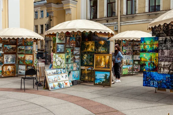 2020年6月13日 俄罗斯圣彼得堡 业余艺术家出售Nevsky Prospekt的作品 — 图库照片