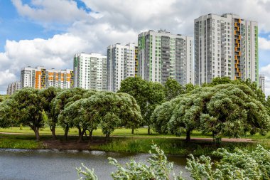 Saint Petersburg, Rusya, 13 Haziran 2020. Çok katlı modern konut binaları