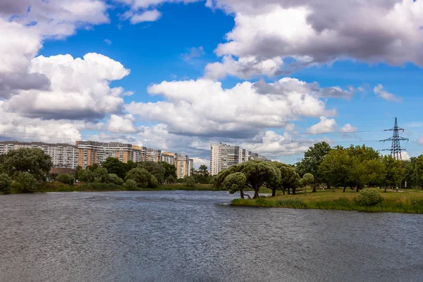 ロシアのサンクトペテルブルク2020年6月13日 大きな公園の美しい池 遠くに複数階建ての現代住宅 — ストック写真