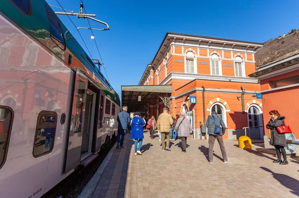 Como Itália Fevereiro 2020 Trem Regional Parou Perto Plataforma Estação — Fotografia de Stock