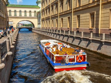 St. Petersburg, Rusya, 13 Temmuz 2020. Moika ve Neva nehirlerini birbirine bağlayan Zimnyaya Kanavka Kanalı 'nın manzarası, Hermitage Köprüsü ve onun resimli setleri. Zevk gemisi yelken açtı