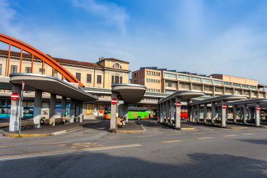 Bergamo, İtalya, 16 Şubat 2020. Tren istasyonu binası ve istasyon meydanı