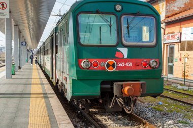 Bergamo, İtalya, 16 Şubat 2020. Tren istasyonu peronuna yakın bir yerde.