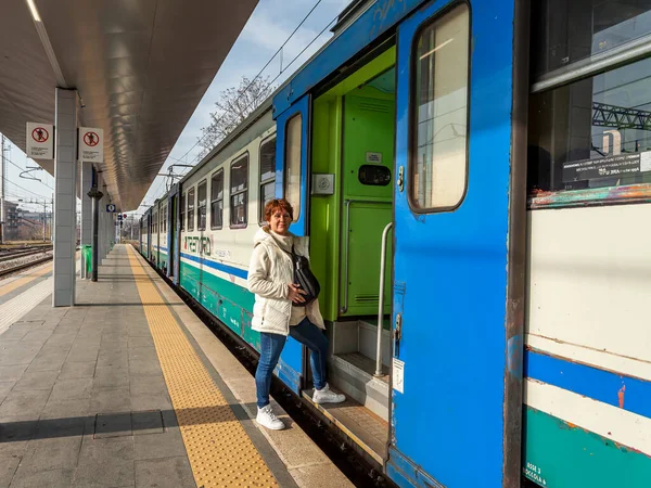 Bergamo Itália Fevereiro 2020 Comboio Regional Perto Plataforma Estação Ferroviária — Fotografia de Stock